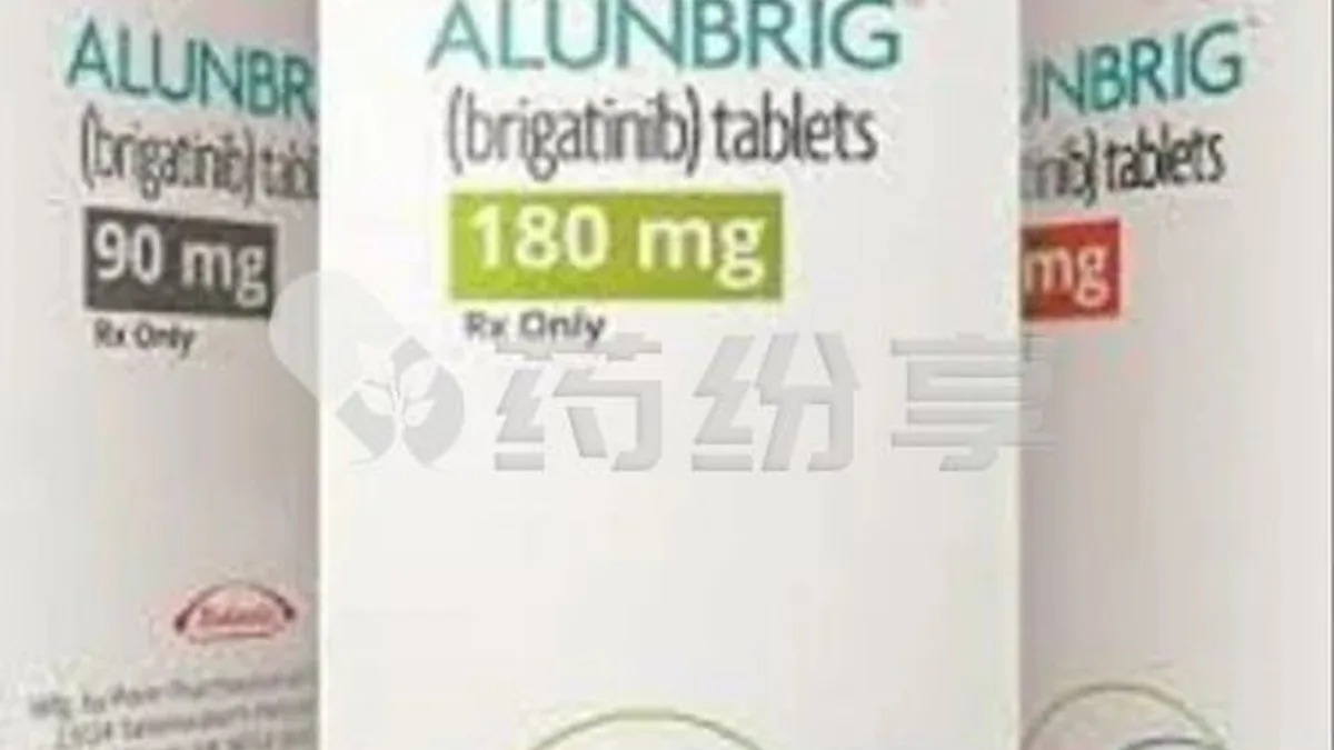 正规DTP药房内景,药师正在核对处方